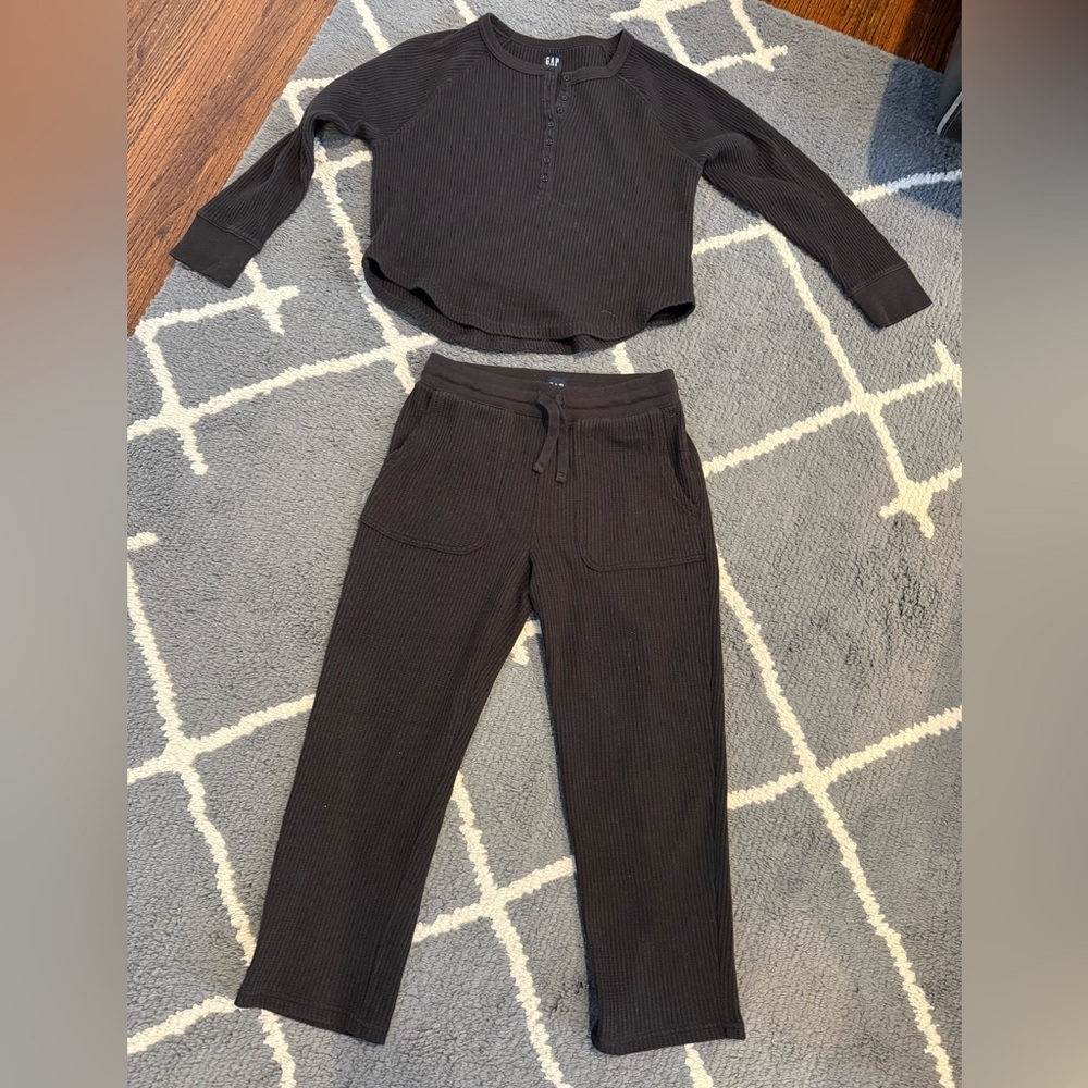 GAP Ribbed Henley Top and Cropped Ribbed Pants - Picture 9 of 9